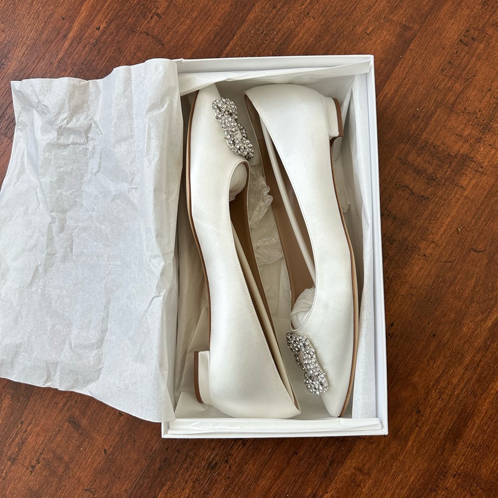 NEW IN BOX Manolo Blahnik Hangsi White Satin Crystal-Buckle Ballerina Flats